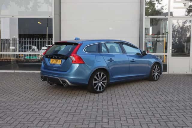 Volvo V60 (2016) thumbnail 2