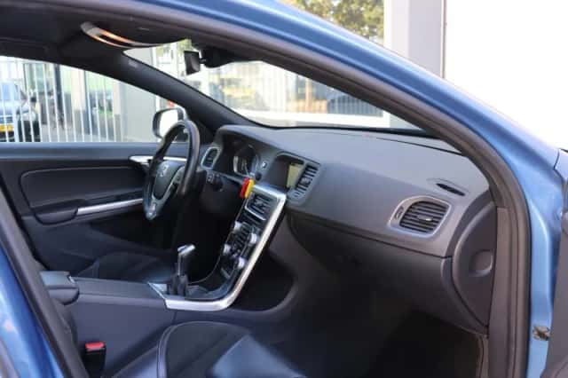 Volvo V60 (2016) thumbnail 3