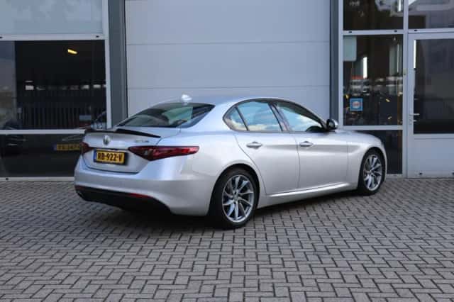 Alfa Romeo Giulia (2017) thumbnail 2