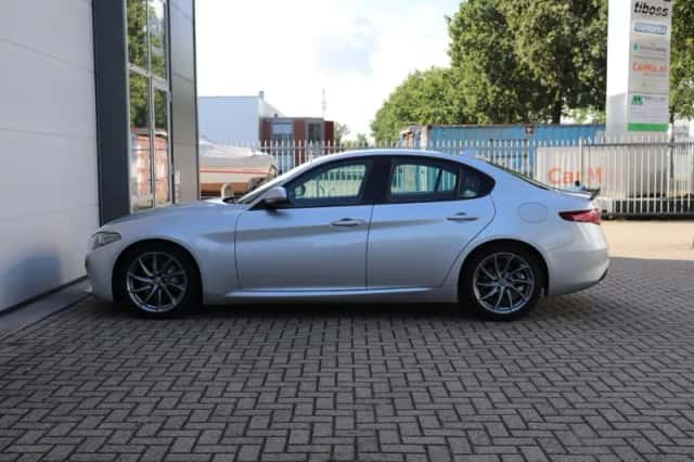 Alfa Romeo Giulia (2017) thumbnail 3