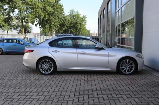 Alfa Romeo Giulia (2017) thumbnail 4