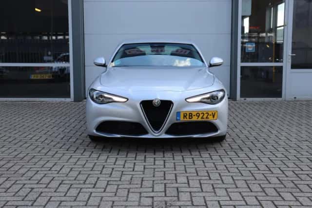 Alfa Romeo Giulia (2017) thumbnail 5