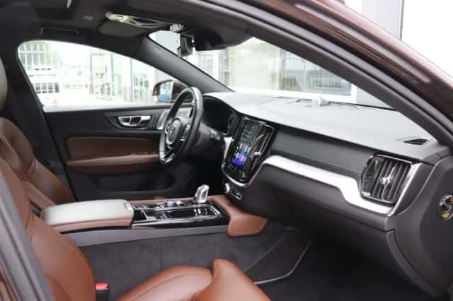 Volvo V60 (2019) thumbnail 3