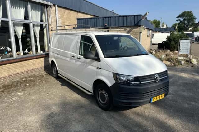 Volkswagen Transporter (2018) thumbnail 2