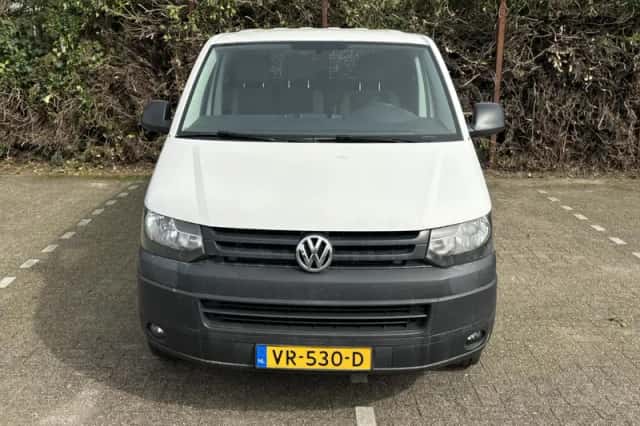 Volkswagen Transporter (2015) thumbnail 2