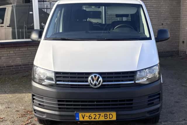 Volkswagen Transporter (2016) thumbnail 2