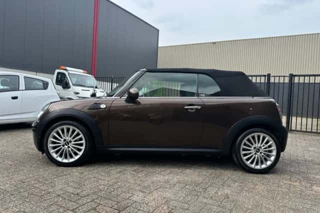 MINI Cabrio (2010) thumbnail 2
