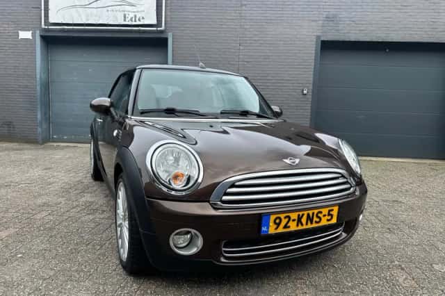 MINI Cabrio (2010) thumbnail 6