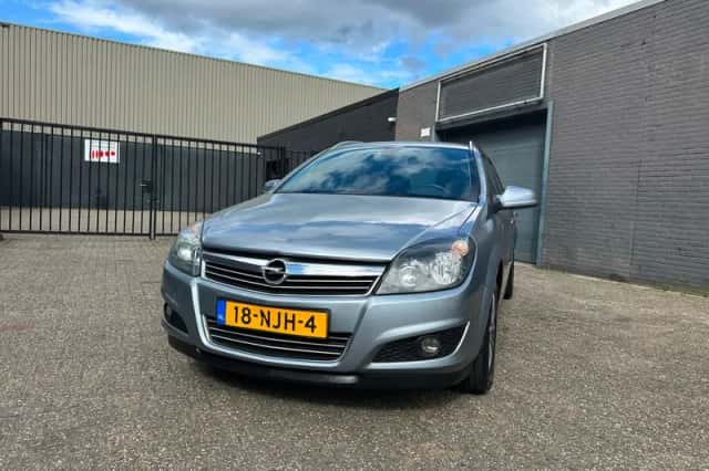 Opel Astra (2010) thumbnail 1