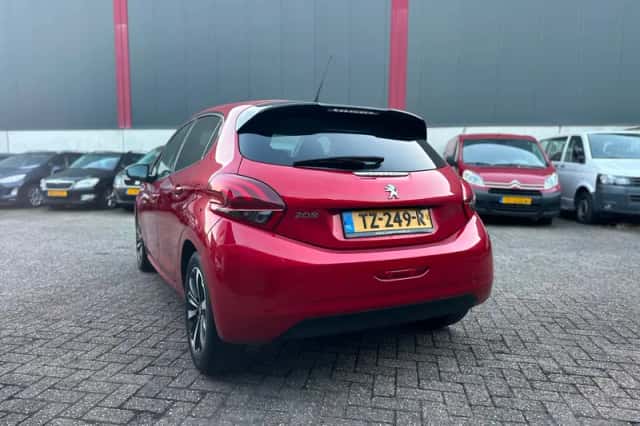 Peugeot 208 (2018) thumbnail 3