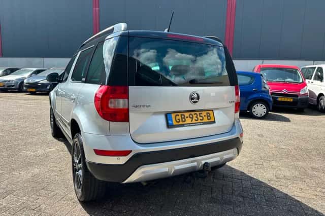 Škoda Yeti (2015) thumbnail 3