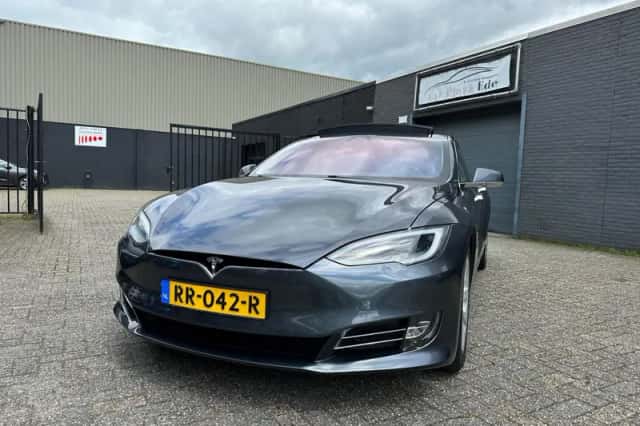 Tesla Model S (2018) thumbnail 1