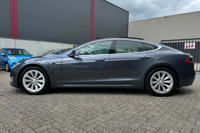 Tesla Model S (2018) thumbnail 2