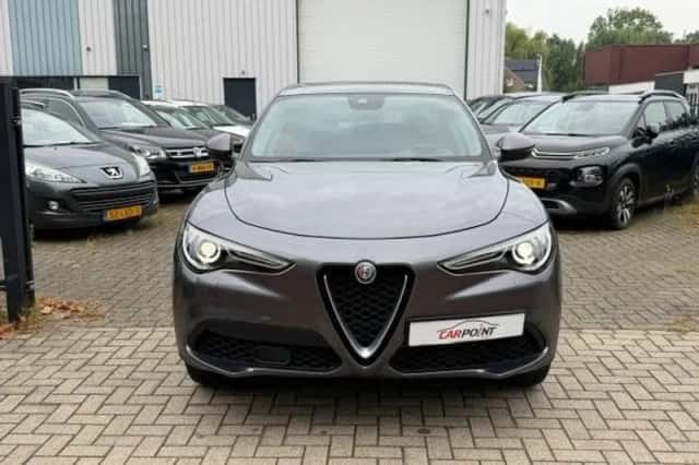 Alfa Romeo Stelvio (2019) thumbnail 3