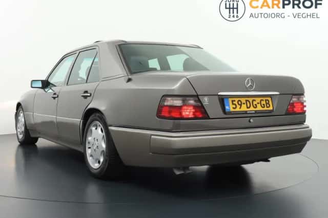 Mercedes-Benz E-Klasse (1992) thumbnail 2
