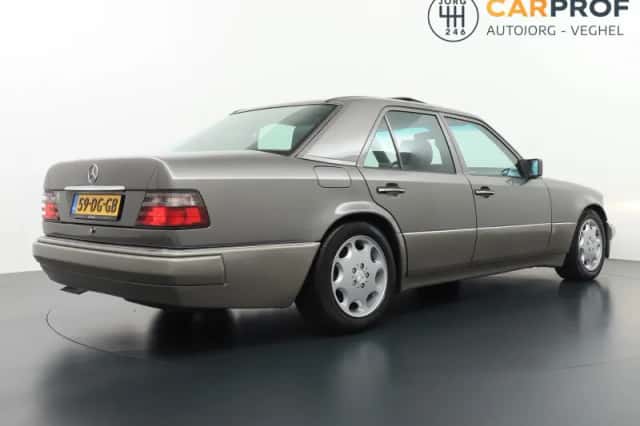 Mercedes-Benz E-Klasse (1992) thumbnail 3