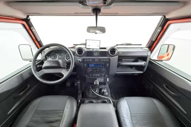 Land Rover Defender (2008) thumbnail 5