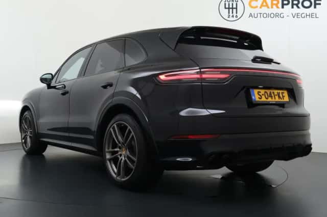 Porsche Cayenne (2021) thumbnail 2
