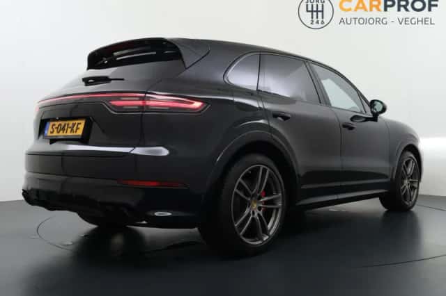 Porsche Cayenne (2021) thumbnail 3