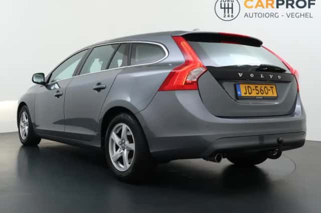 Volvo V60 (2016) thumbnail 2