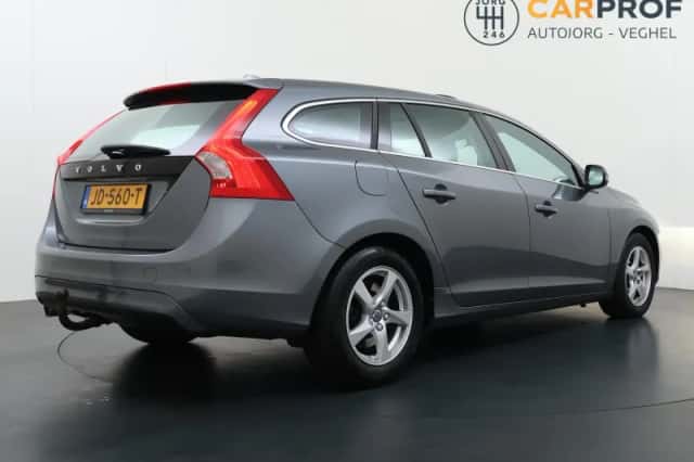 Volvo V60 (2016) thumbnail 3