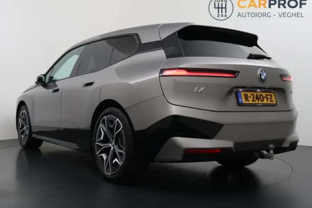 BMW iX (2022) thumbnail 2