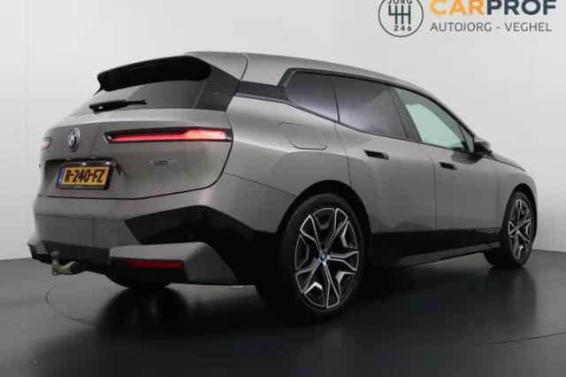 BMW iX (2022) thumbnail 3