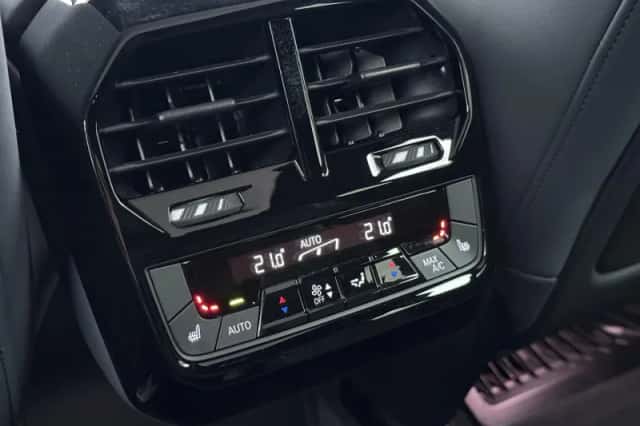 BMW iX (2022) thumbnail 6