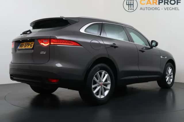 Jaguar F-Pace (2017) thumbnail 3