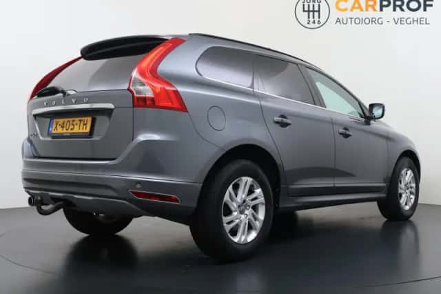 Volvo XC60 (2016) thumbnail 3