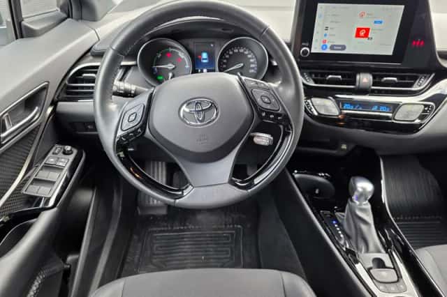 Toyota C-HR (2023) thumbnail 3