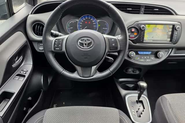 Toyota Yaris (2015) thumbnail 3