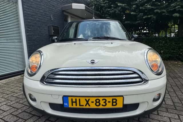 MINI Cabrio (2009) thumbnail 2