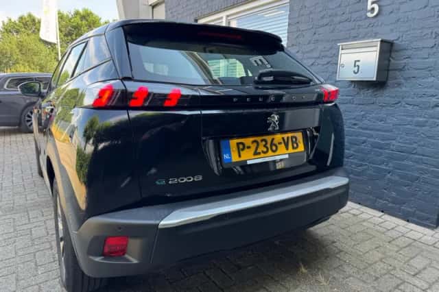 Peugeot e-2008 (2022) thumbnail 4