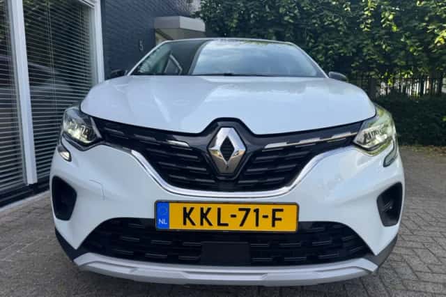 Renault Captur (2021) thumbnail 2