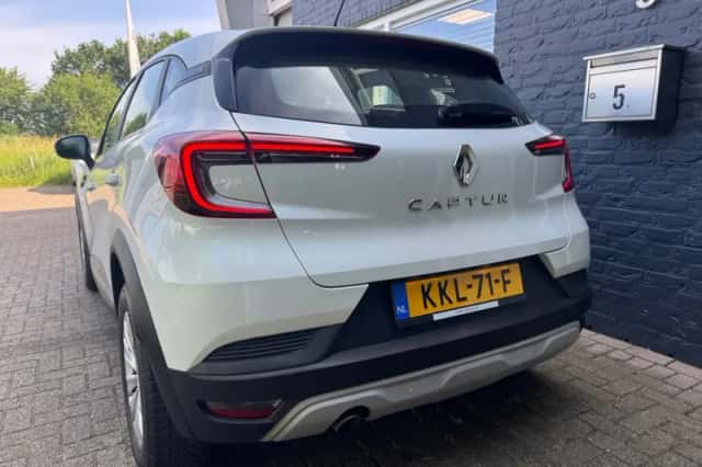 Renault Captur (2021) thumbnail 4