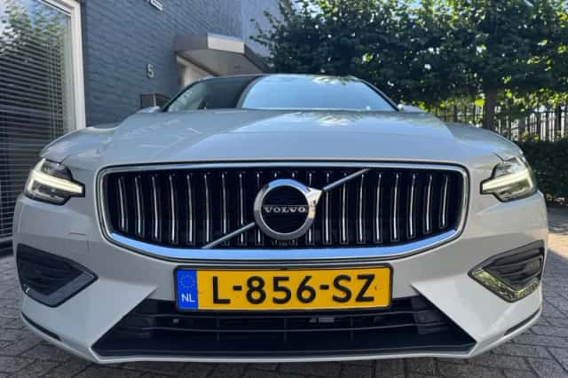 Volvo V60 (2021) thumbnail 2