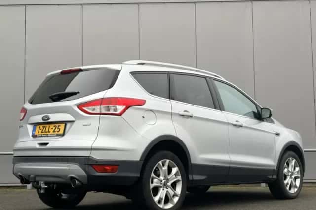 Ford Kuga (2015) thumbnail 5