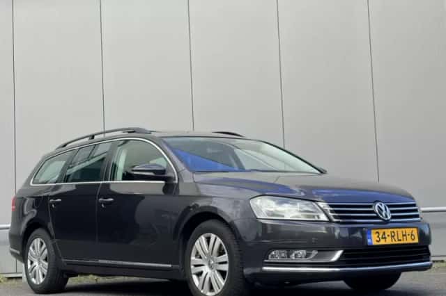 Volkswagen Passat (2011) thumbnail 3