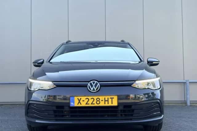 Volkswagen Golf (2023) thumbnail 2