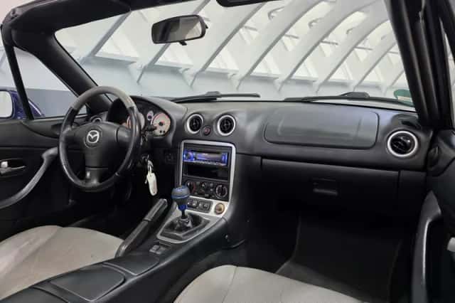 Mazda MX-5 (2004) thumbnail 4