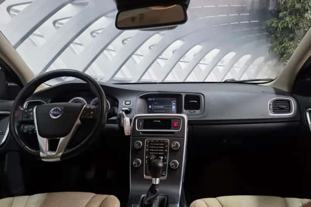 Volvo S60 (2010) thumbnail 3