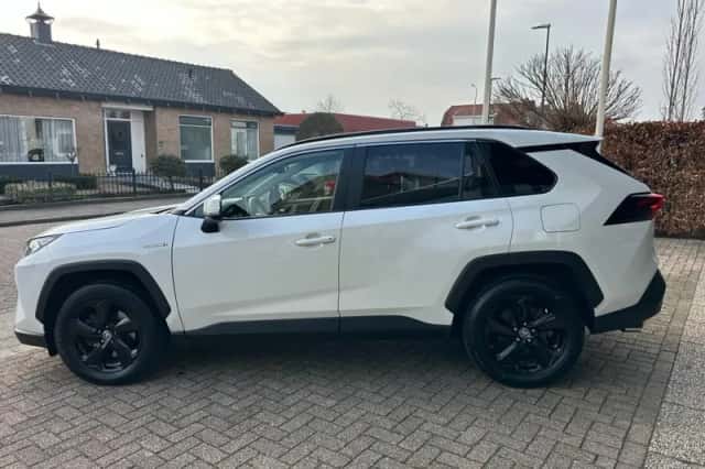 Toyota RAV4 (2021) thumbnail 3
