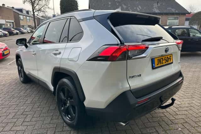 Toyota RAV4 (2021) thumbnail 4
