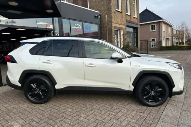 Toyota RAV4 (2021) thumbnail 6