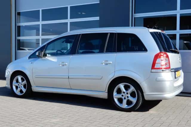 Opel Zafira (2009) thumbnail 3