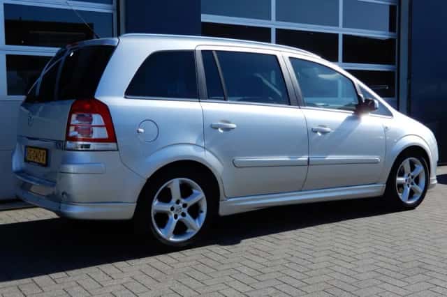 Opel Zafira (2009) thumbnail 4