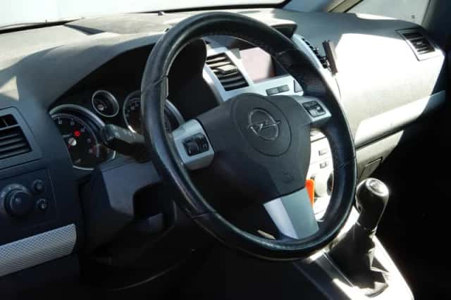 Opel Zafira (2009) thumbnail 5