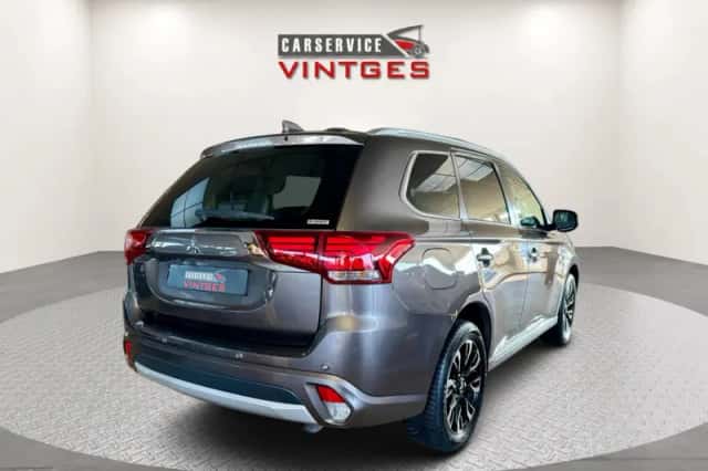 Mitsubishi Outlander (2018) thumbnail 3