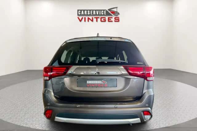 Mitsubishi Outlander (2018) thumbnail 6